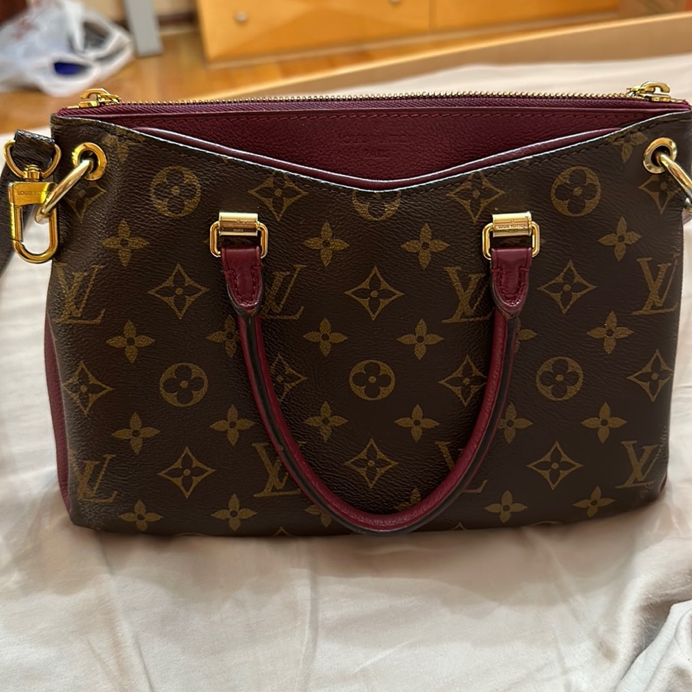 100% Authentic Louis Vuitton Pallas
